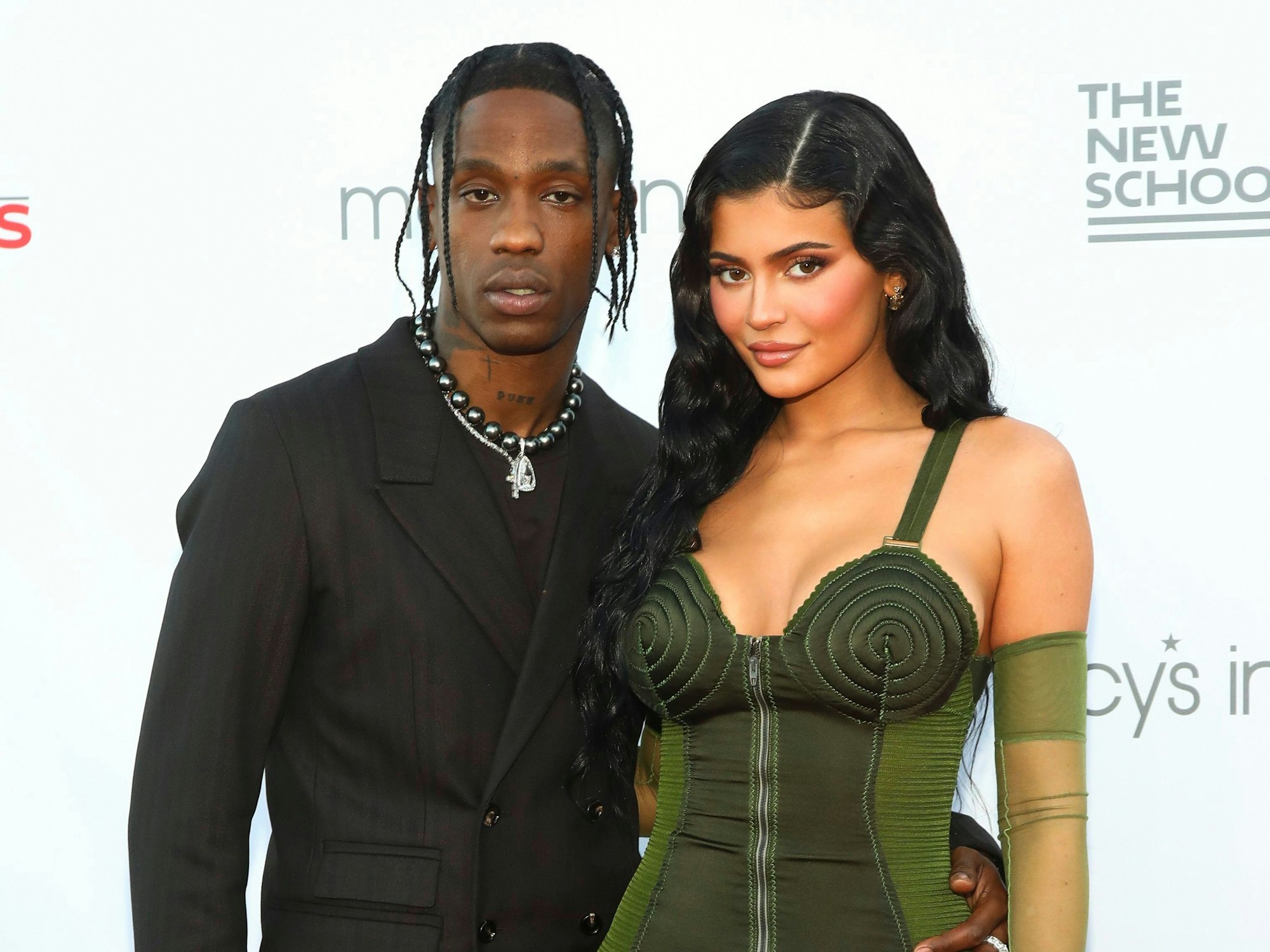 Kylie Jenner und der Musiker Travis Scott, hier bei der jährlichen Parsons-Benefizveranstaltung am 15. Juni 2021 in New York, sind erneut Eltern geworden.