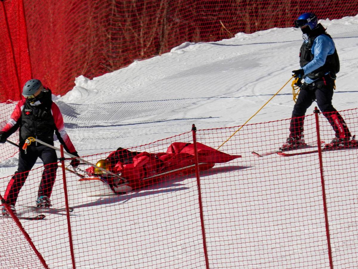Der deutsche Skirennfahrer Dominik Schwaiger stürzte am Montag (7. Februar 2022) auf der Abfahrt der Herren schwer. Er musste mit einem Akia abtransportiert werden.