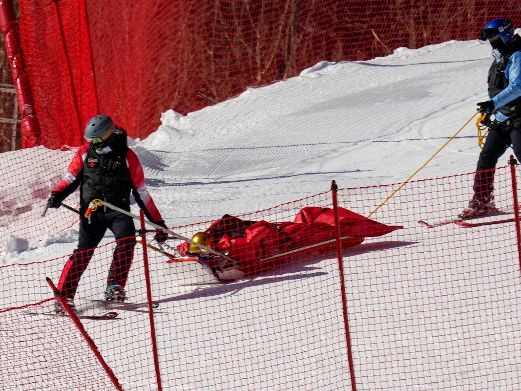 Der deutsche Skirennfahrer Dominik Schwaiger stürzte am Montag (7. Februar 2022) auf der Abfahrt der Herren schwer. Er musste mit einem Akia abtransportiert werden.