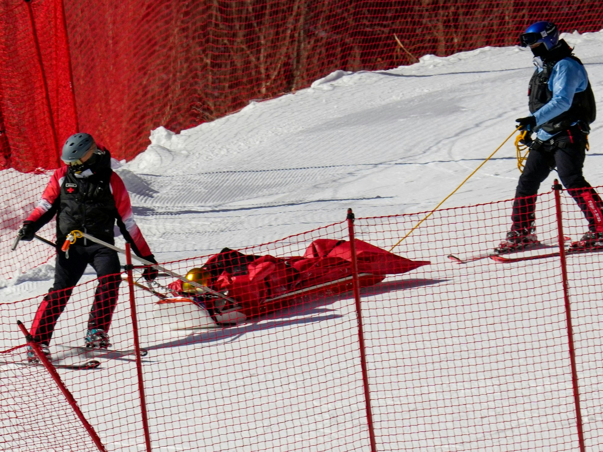 Der deutsche Skirennfahrer Dominik Schwaiger stürzte am Montag (7. Februar 2022) auf der Abfahrt der Herren schwer. Er musste mit einem Akia abtransportiert werden.