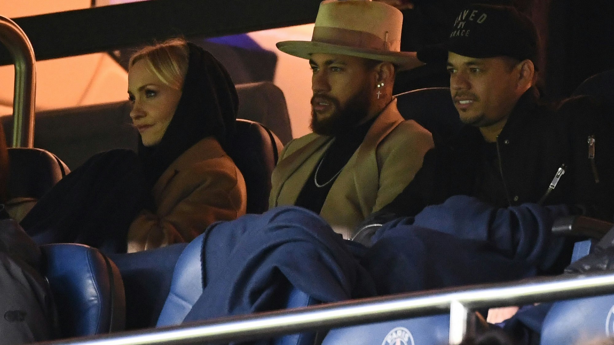 Janin Ullmann und PSG-Star Neymar auf der Tribüne im Parc des Princes in Paris.