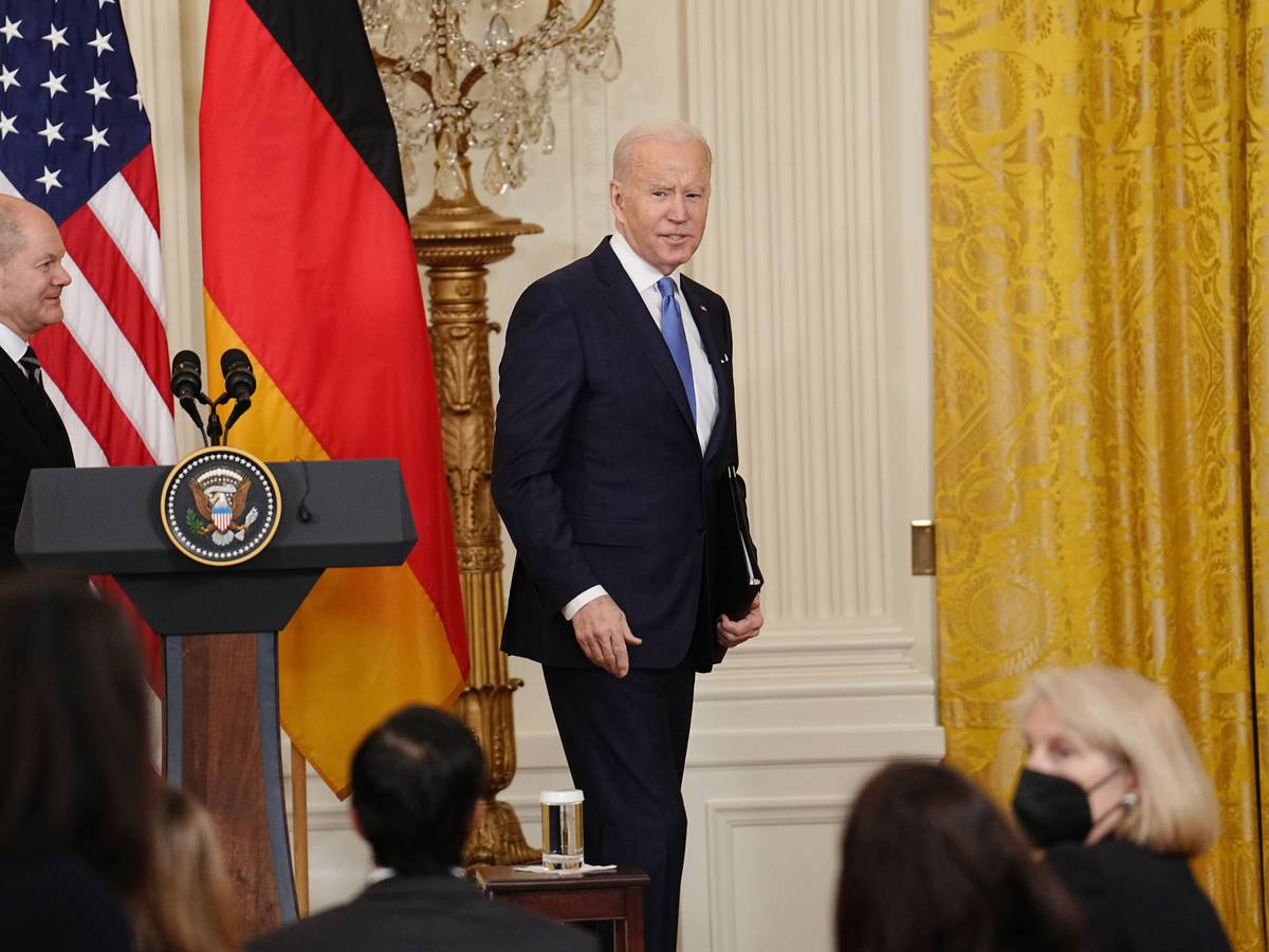 Bundeskanzler Olaf Scholz (SPD, l.) und US-Präsident Joe Biden verlassen am Montag, 7. Februar, die Pressekonferenz im Weißen Haus. Biden richtet nach dem Treffen eine klare Ansage in Richtung Wladimir Putin.