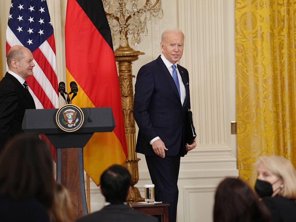Bundeskanzler Olaf Scholz (SPD, l.) und US-Präsident Joe Biden verlassen am Montag, 7. Februar, die Pressekonferenz im Weißen Haus. Biden richtet nach dem Treffen eine klare Ansage in Richtung Wladimir Putin.