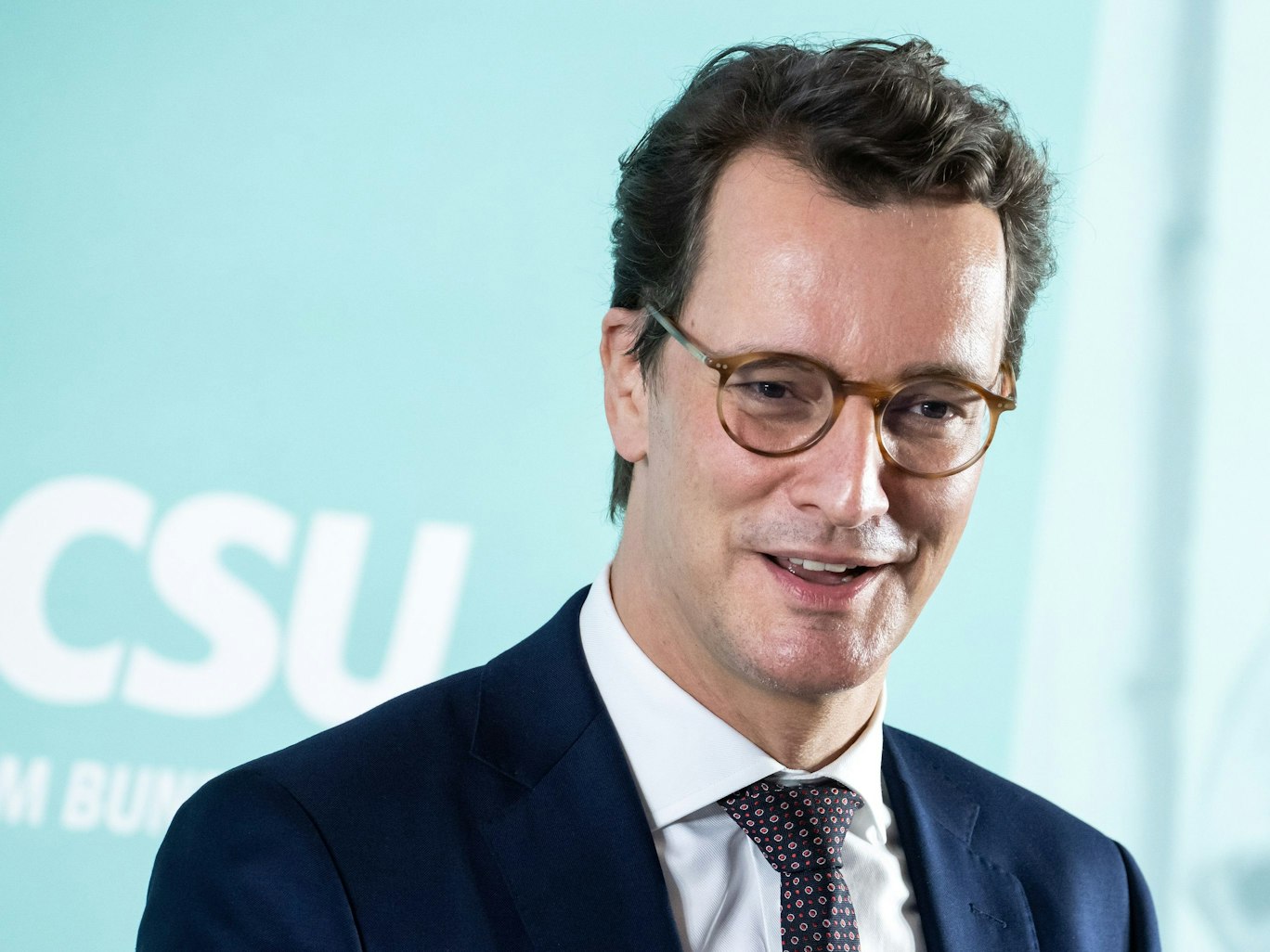 Hendrik Wüst hält eine Rede.