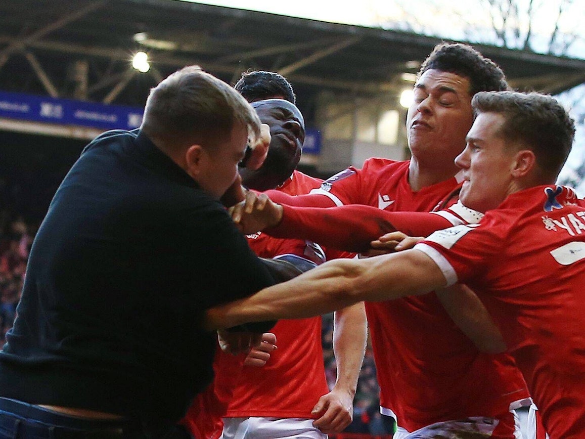 Die Spieler von Nottingham Forest wehren sich gegen die Attacke am 6. Februar 2022.