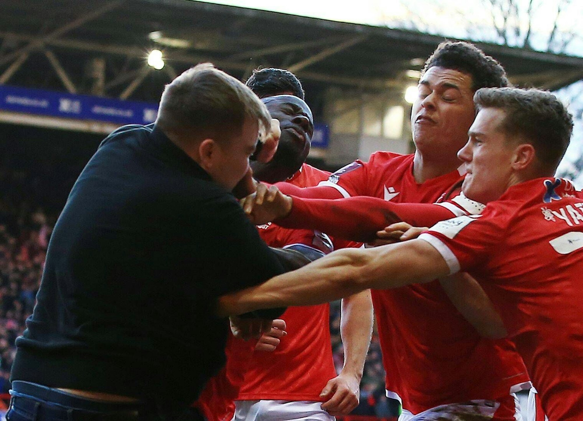 Die Spieler von Nottingham Forest wehren sich gegen die Attacke am 6. Februar 2022.