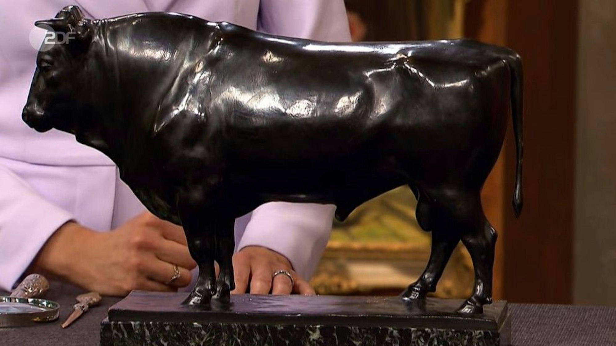 Bullen-Skulptur am 8. Februar 2022 bei Bares für Rares
Screenshot: ZDF