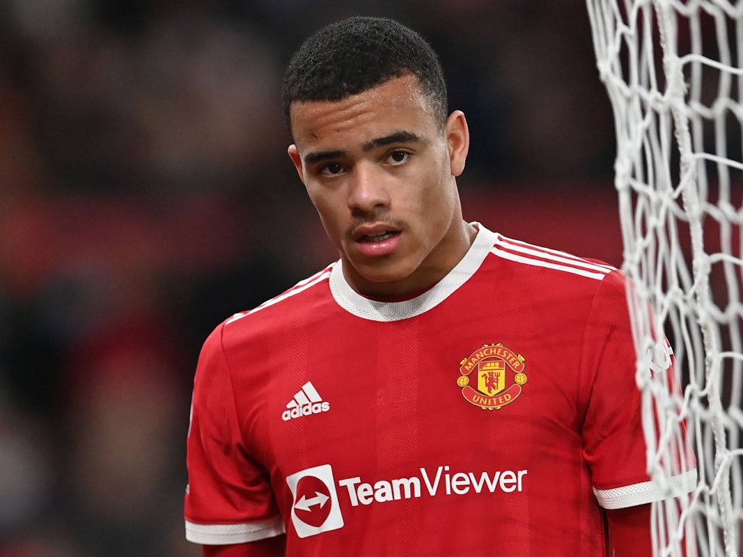 Mason Greenwood steht bei einem Spiel von Manchester United neben dem Tor.