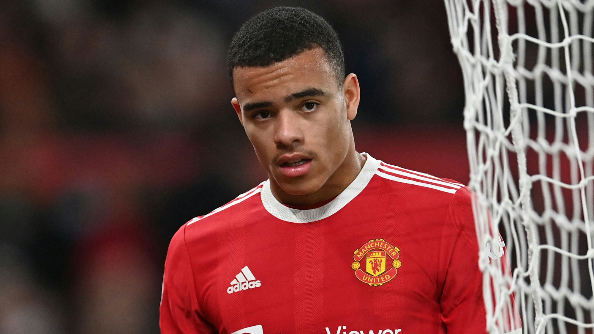 Mason Greenwood steht bei einem Spiel von Manchester United neben dem Tor.