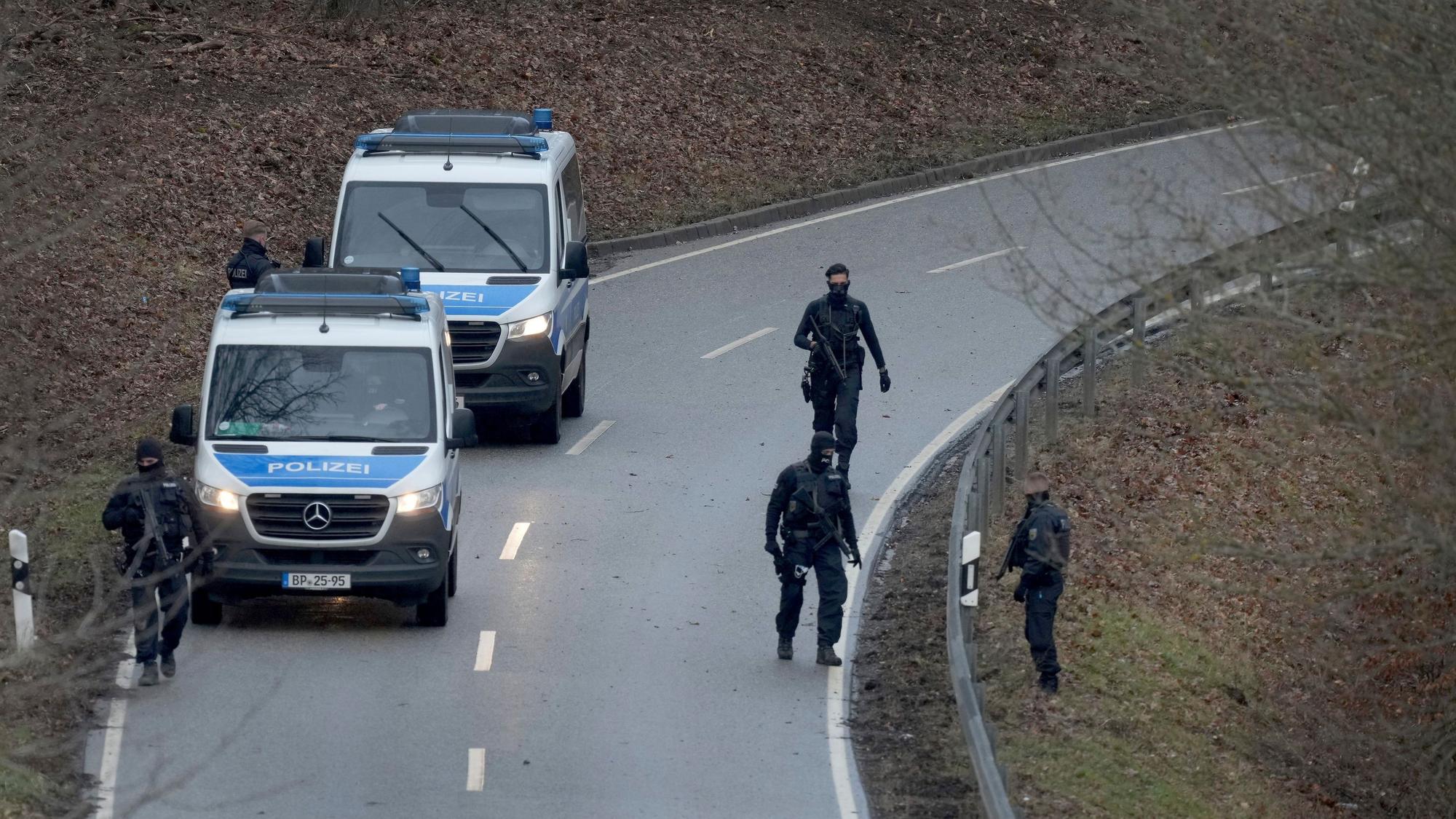 Die Polizei sperrt nach dem schrecklichen Mord an einer jungen Polizistin und ihrem Kollegen am 31. Januar 2022 den Tatort in Kusel (Rheinland-Pfalz) ab. Inzwischen gibt es weitere Details über die Tatverdächtigen.