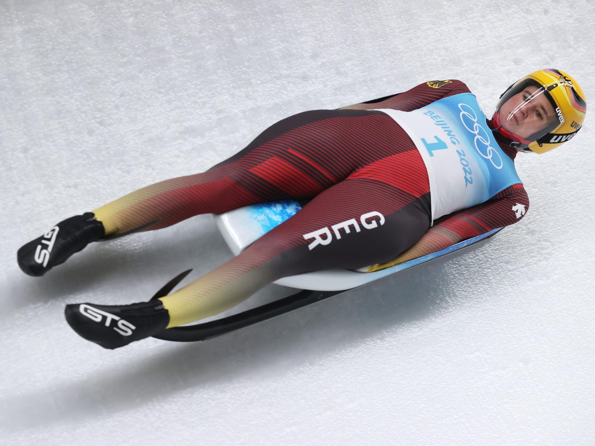 Rodel-Olympiasiegerin Natalie Geisenberger rodelt durch den Eiskanal.
