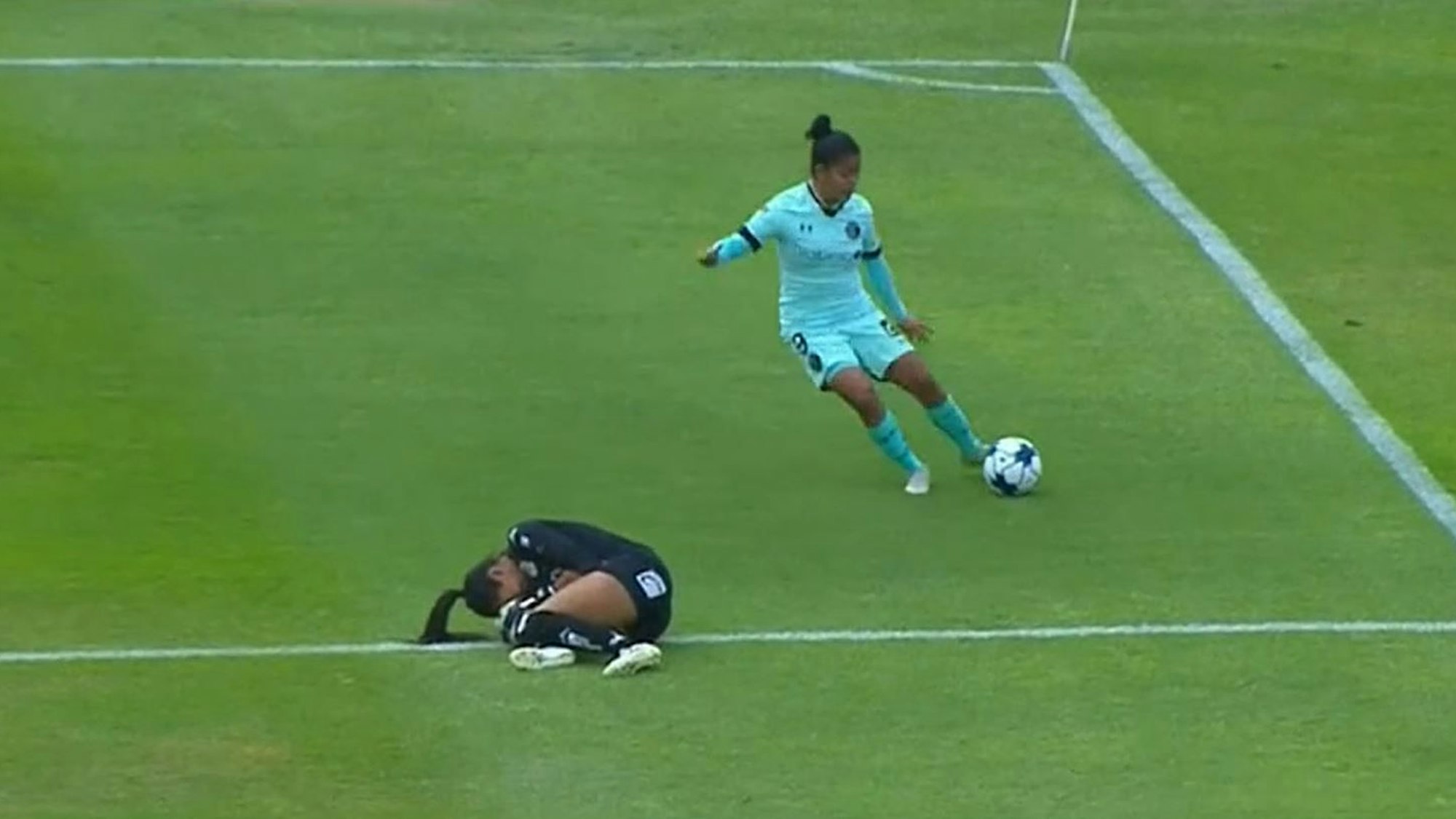 Torhüterin Stefani Jiménez liegt im Erstliga-Spiel zwischen Atlético San Luis und Deportivo Toluca am Boden, Toluca nutzt das für einen viel kritisierten Treffer.