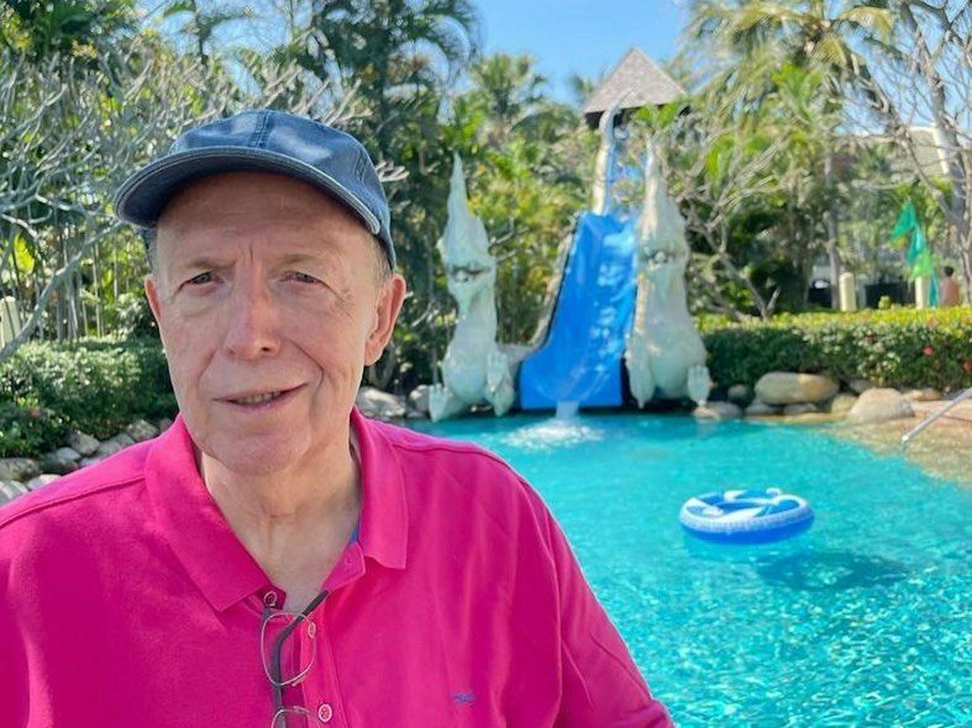 Reiner Calmund steht an einem Hotel-Pool.