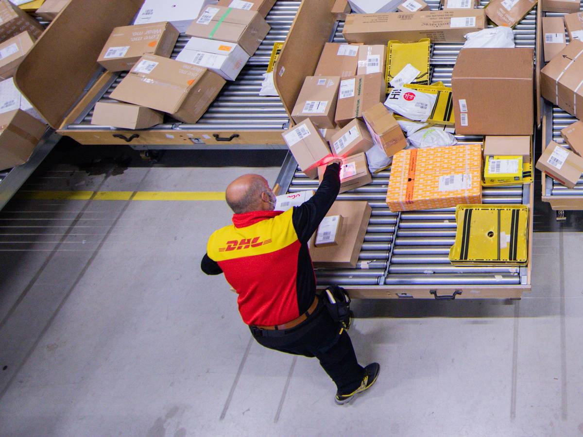 DHL hat wegen der Corona-Pandemie wichtige Maßnahmen ergriffen, von denen viele Kunden noch nichts wissen. Unser Archivbild wurde 2021 gemacht.