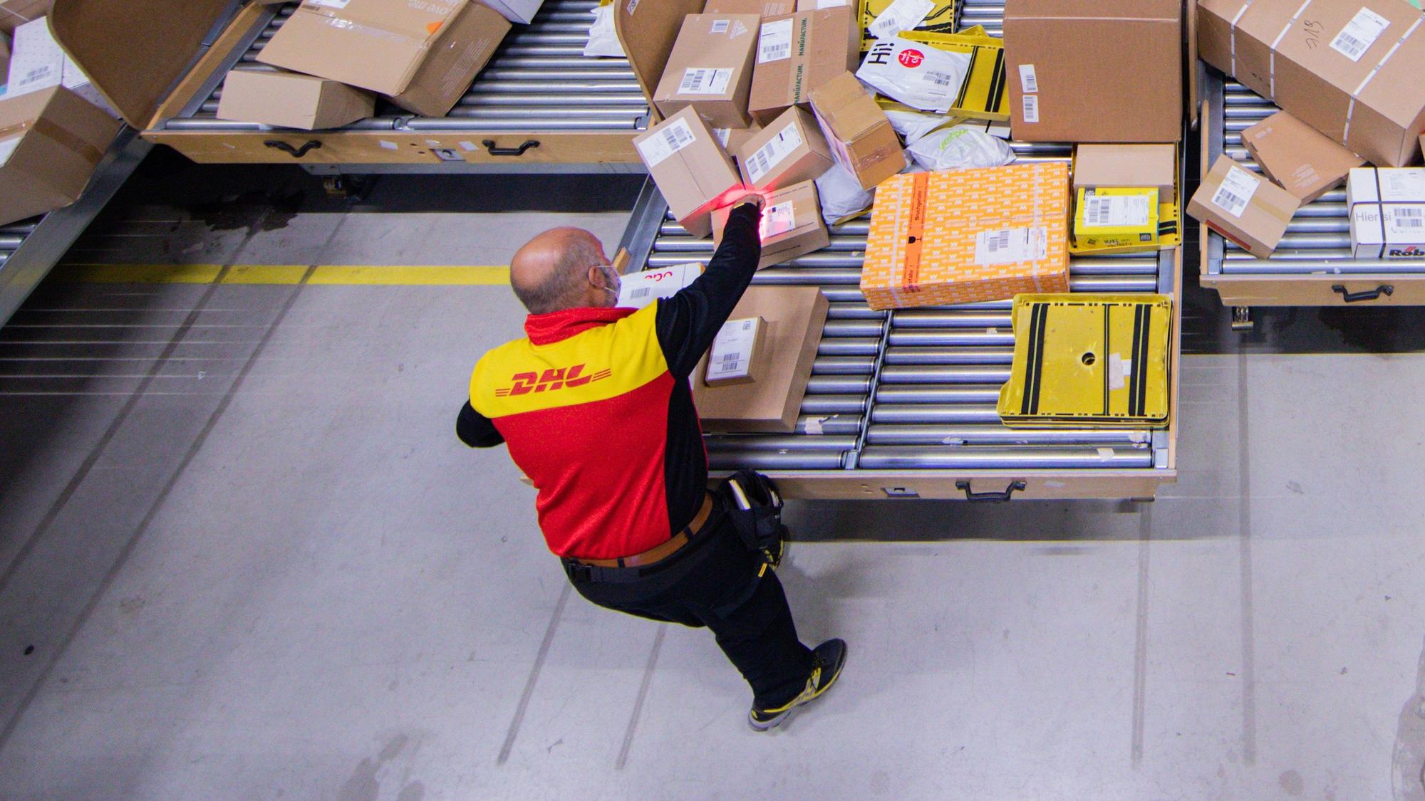 DHL hat wegen der Corona-Pandemie wichtige Maßnahmen ergriffen, von denen viele Kunden noch nichts wissen. Unser Archivbild wurde 2021 gemacht.