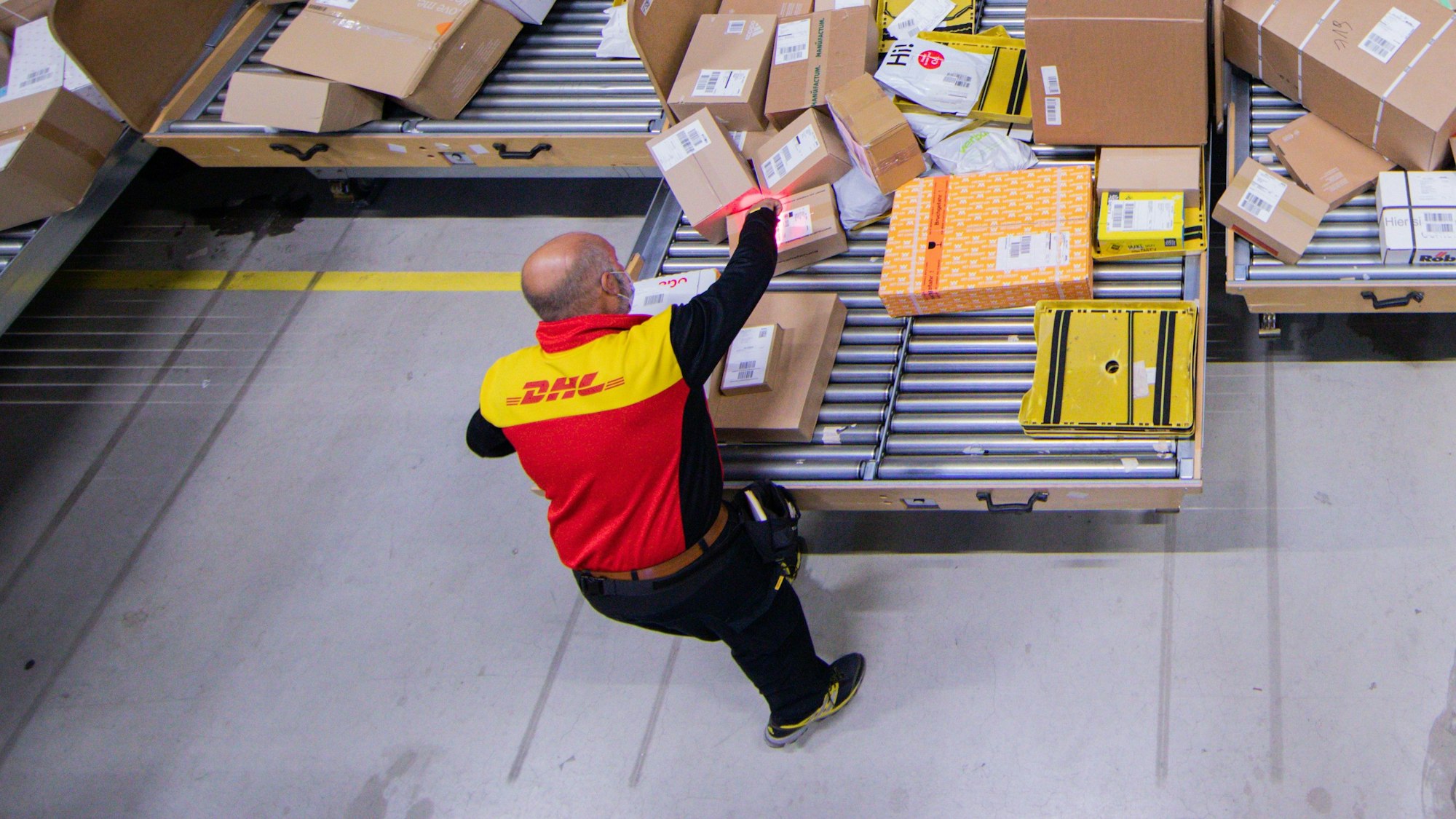 DHL hat wegen der Corona-Pandemie wichtige Maßnahmen ergriffen, von denen viele Kunden noch nichts wissen. Unser Archivbild wurde 2021 gemacht.