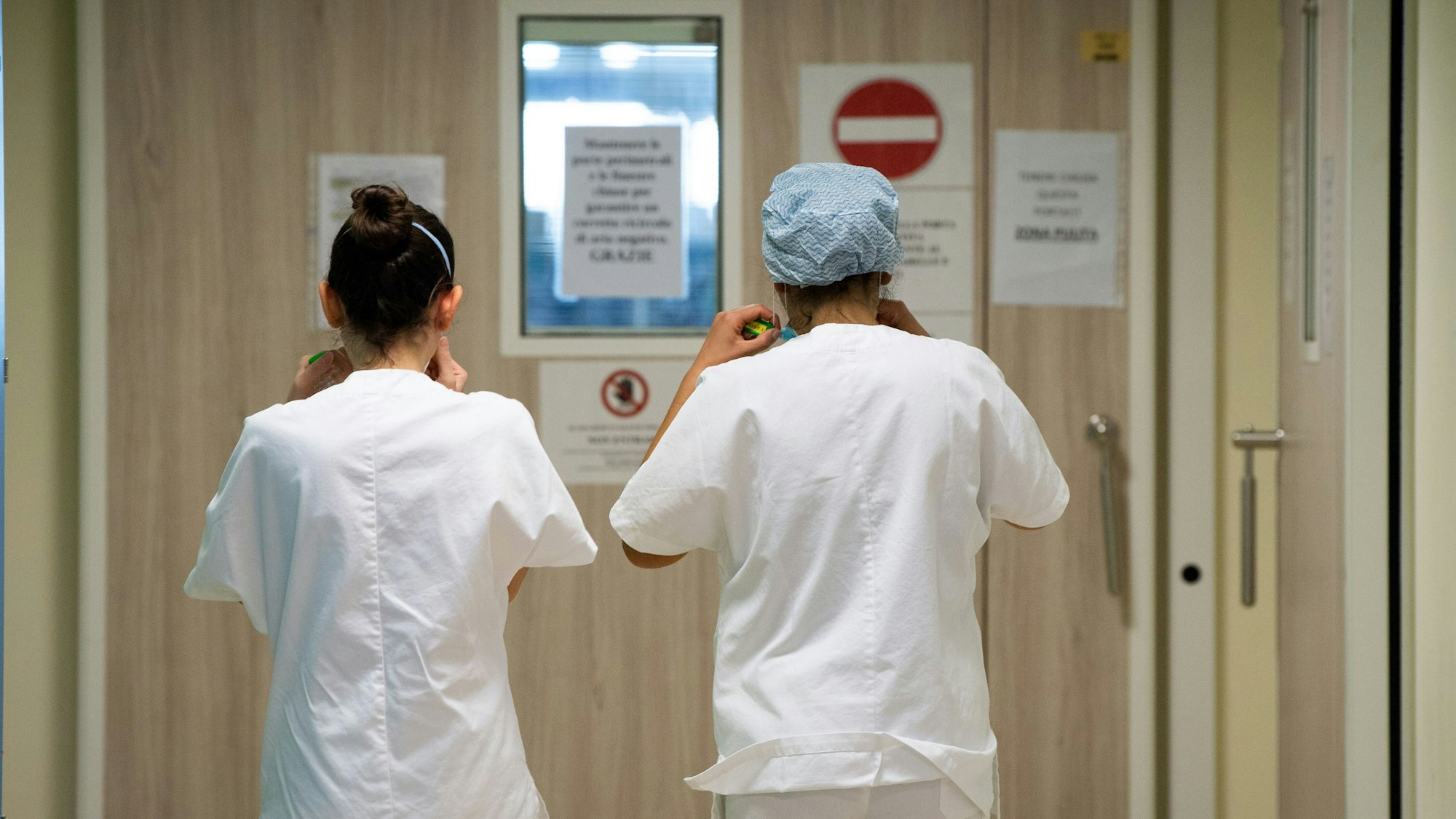 Gesundheitspersonal geht in unserem Archivbild vom April 2020 einen Flur auf einer Intensivstation im Krankenhaus Sant’Orsola in Bologna entlang. Eltern wollen für eine Herz-OP, die ihr zweijähriger Sohn dringend benötigt, nur das Blut von Ungeimpften.