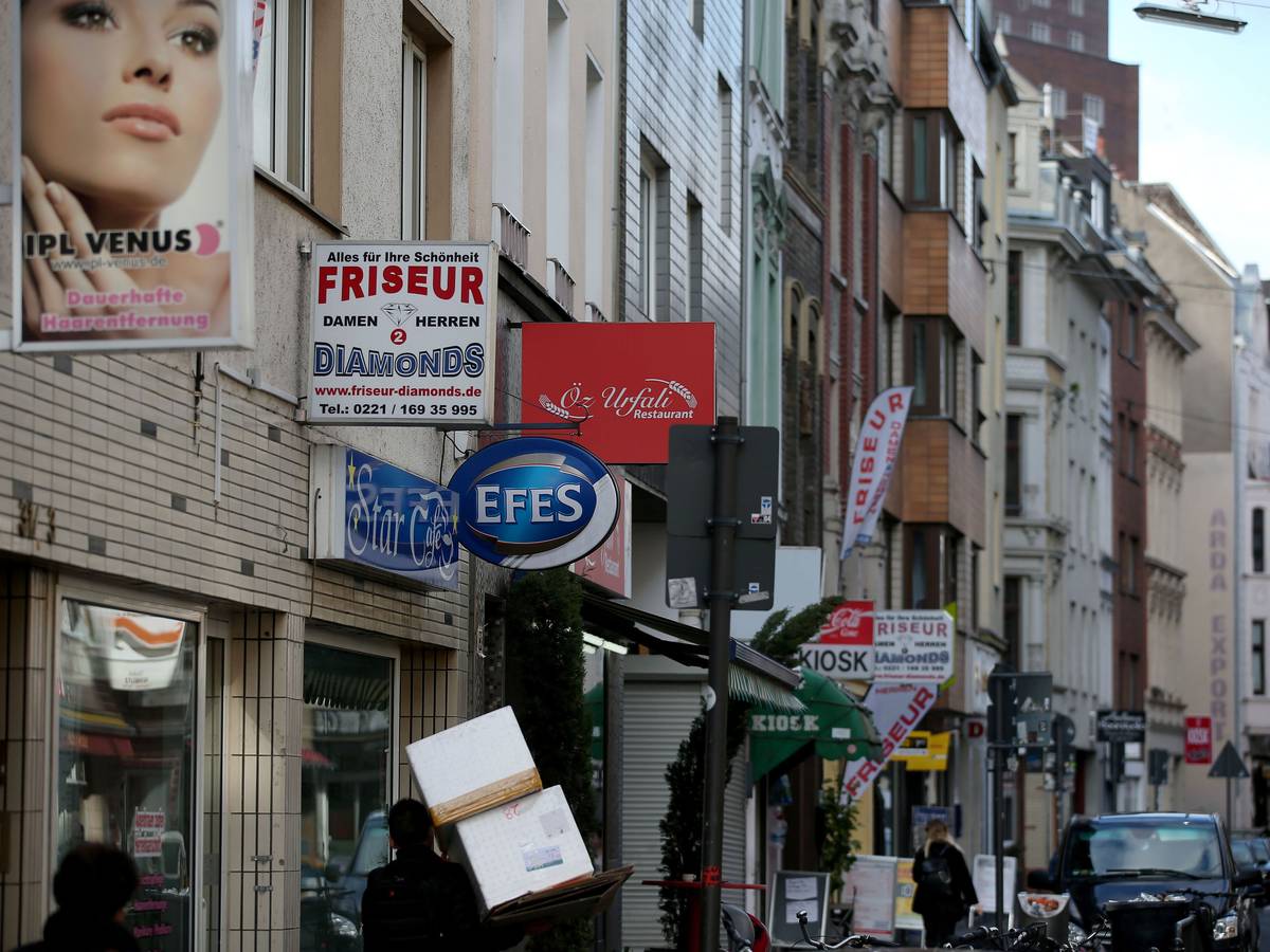 Die Weidengasse mit Läden und Schildern.