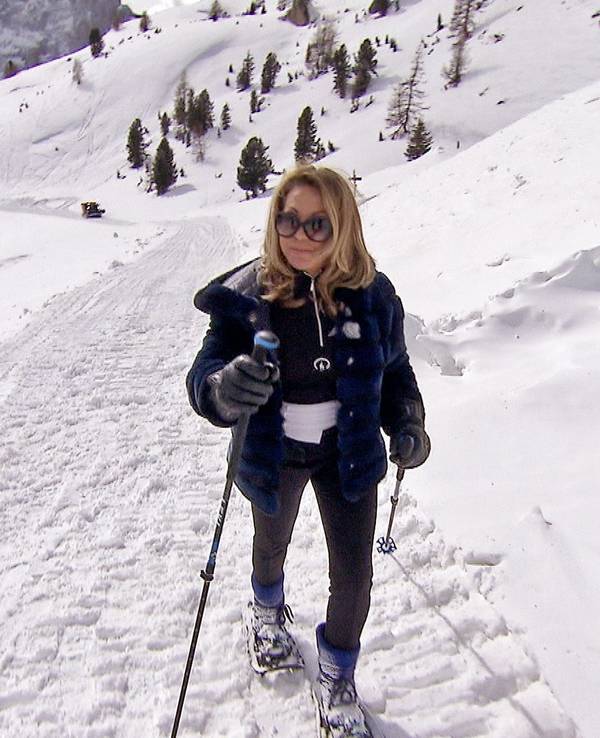 Schneeschuhwanderung bei den Geissens in Südtirol: Carmen läuft tapfer mit ihren Schneeschuhen bergauf.