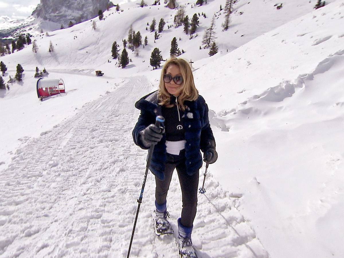 Schneeschuhwanderung bei den Geissens in Südtirol: Carmen läuft tapfer mit ihren Schneeschuhen bergauf.