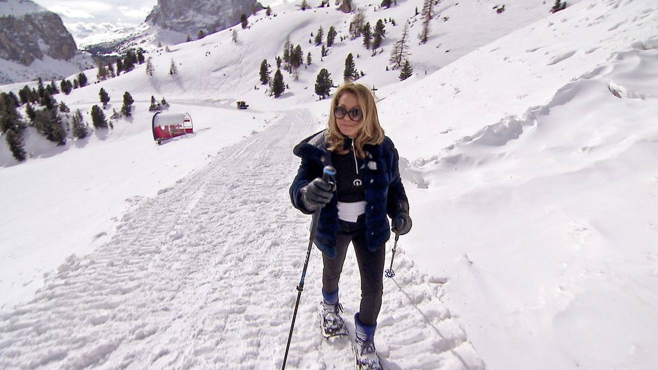 Schneeschuhwanderung bei den Geissens in Südtirol: Carmen läuft tapfer mit ihren Schneeschuhen bergauf.