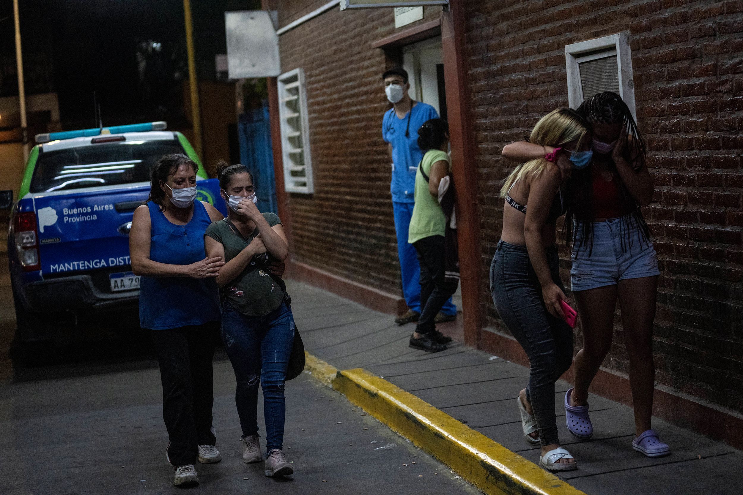 Angehörige und Freunde von Menschen, die mit gepanschtem Kokain vergiftet wurden, weinen am 2. Februar 2022, nach einem Gespräch mit Ärzten vor der Notaufnahme eines Krankenhauses am Stadtrand von Buenos Aires.