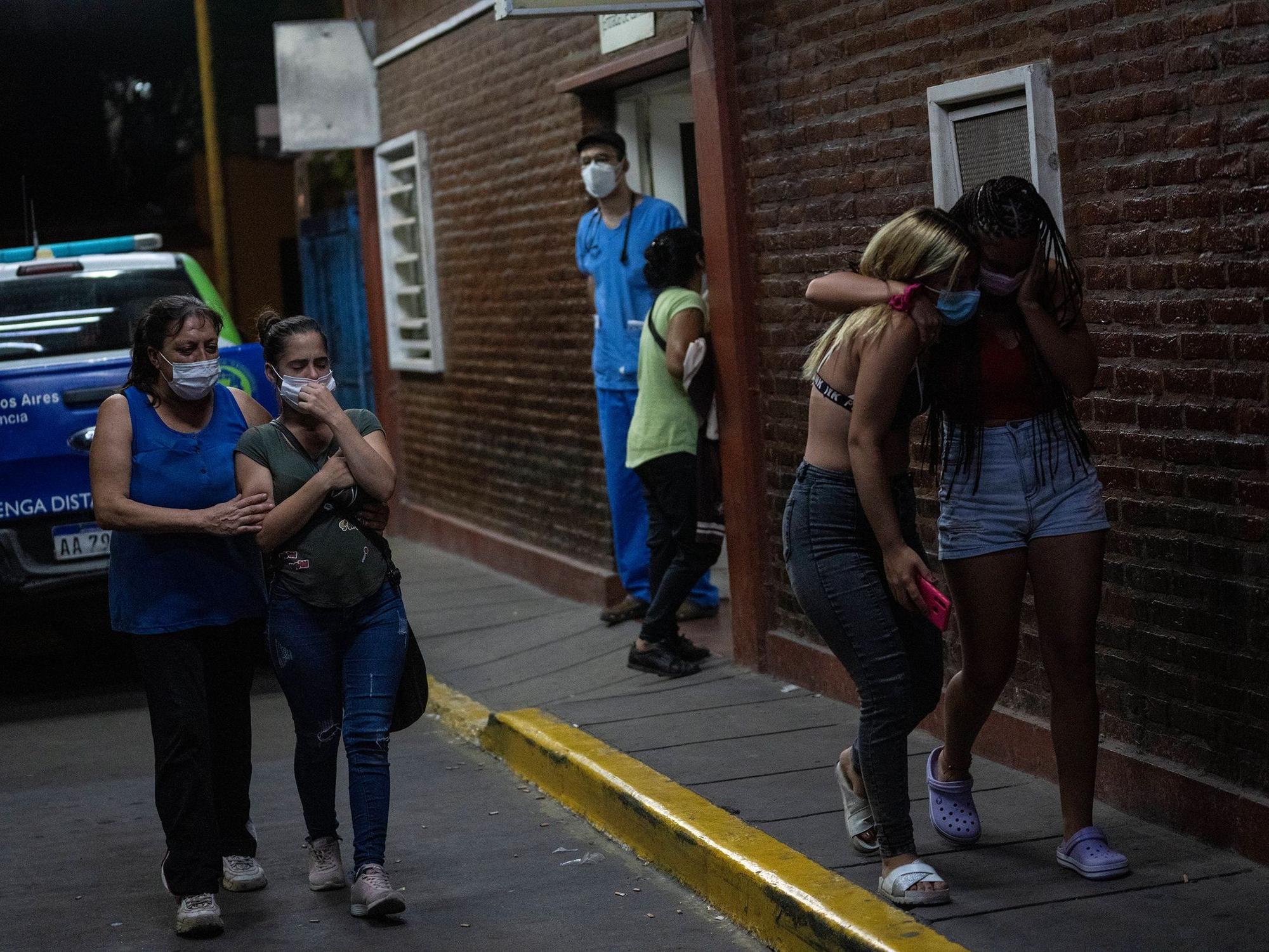 Angehörige und Freunde von Menschen, die mit gepanschtem Kokain vergiftet wurden, weinen am 2. Februar 2022, nach einem Gespräch mit Ärzten vor der Notaufnahme eines Krankenhauses am Stadtrand von Buenos Aires.