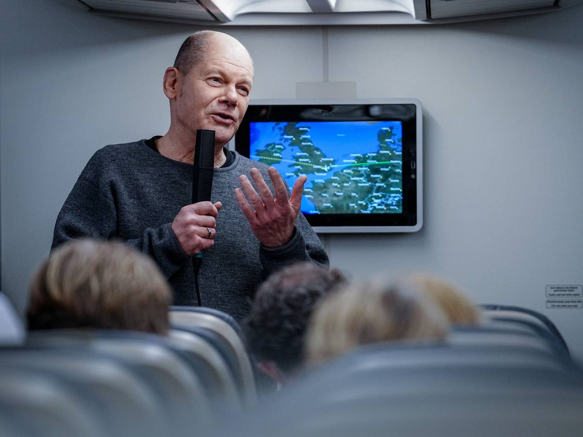 Bundeskanzler Olaf Scholz (SPD) spricht im Airbus A340 der Luftwaffe auf dem Weg nach Washington zu mitreisenden Journalisten.