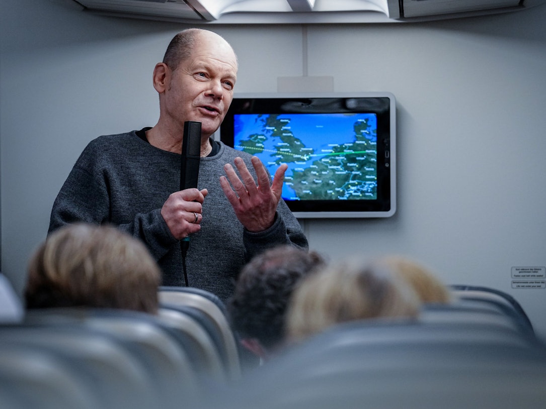 Bundeskanzler Olaf Scholz (SPD) spricht im Airbus A340 der Luftwaffe auf dem Weg nach Washington zu mitreisenden Journalisten.