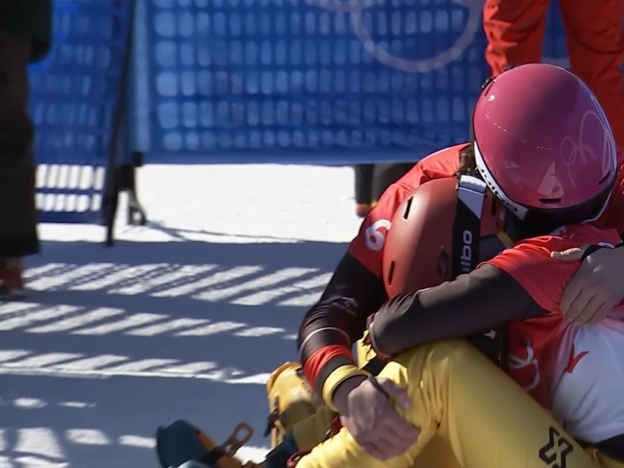 Die deutsche Snowboard-Fahrerin Ramona Hofmeister (l.) muss Teamkollegin Melanie Hochreiter nach deren Quali-Aus bei Olympia trösten.