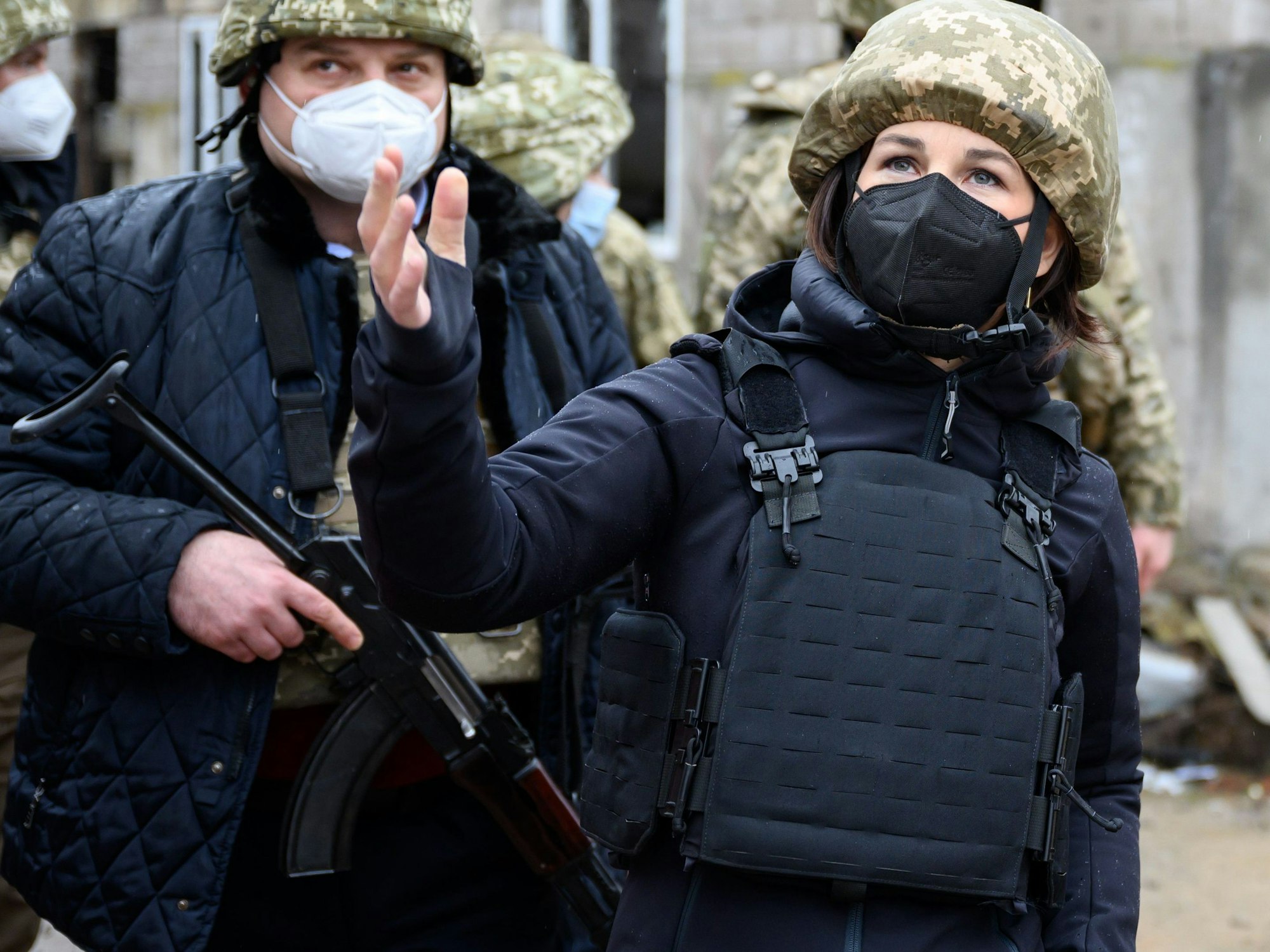 Annalena Baerbock war im Krisengebiet mit Helm und Schutzweste unterwegs. Bewaffnetes Sicherheitspersonal begleitet die Außenministerin.