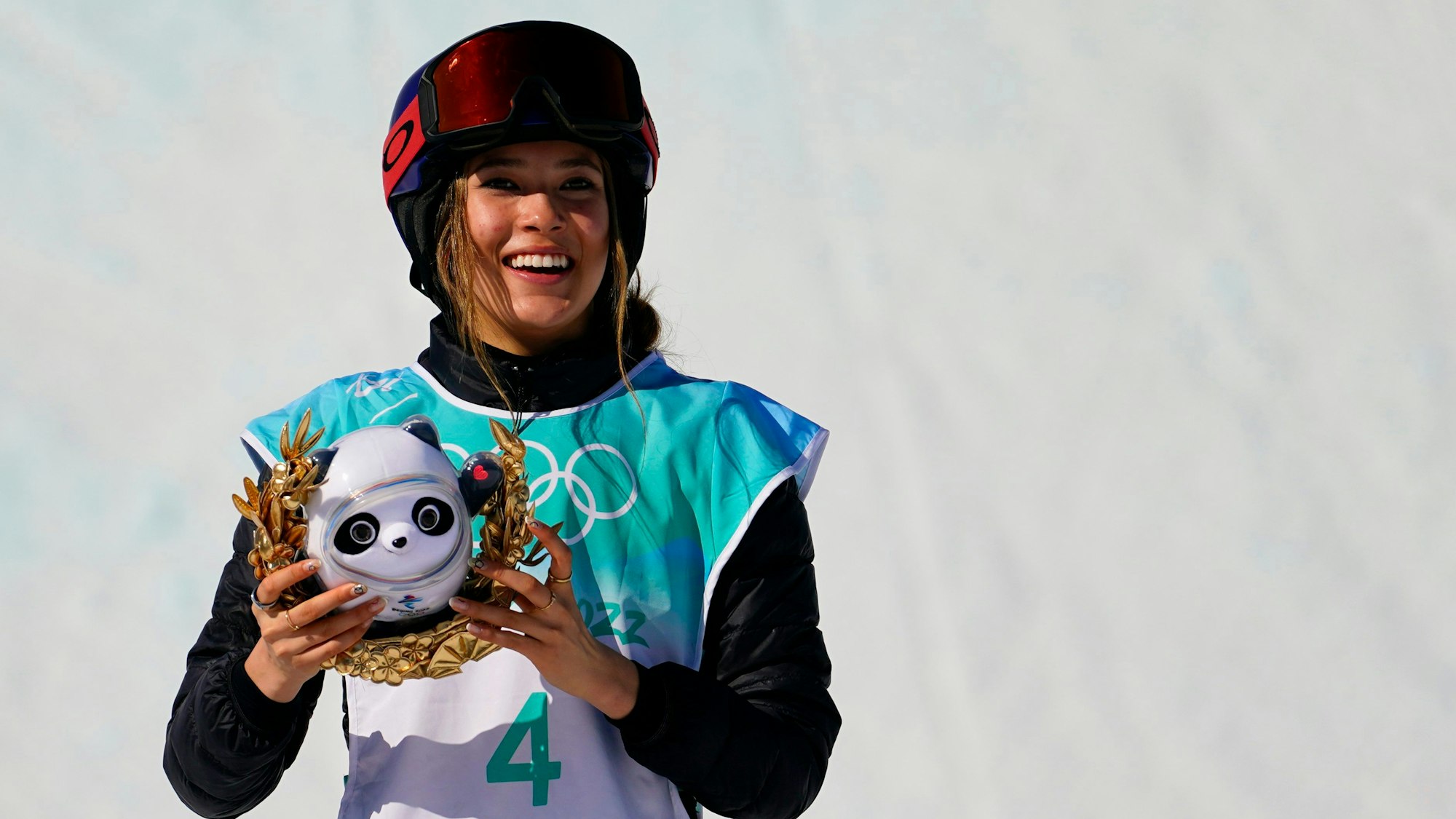 Eilenen Gu posiert nach ihrer Goldmedaille für China bei Olympia nach der Siegerehrung.