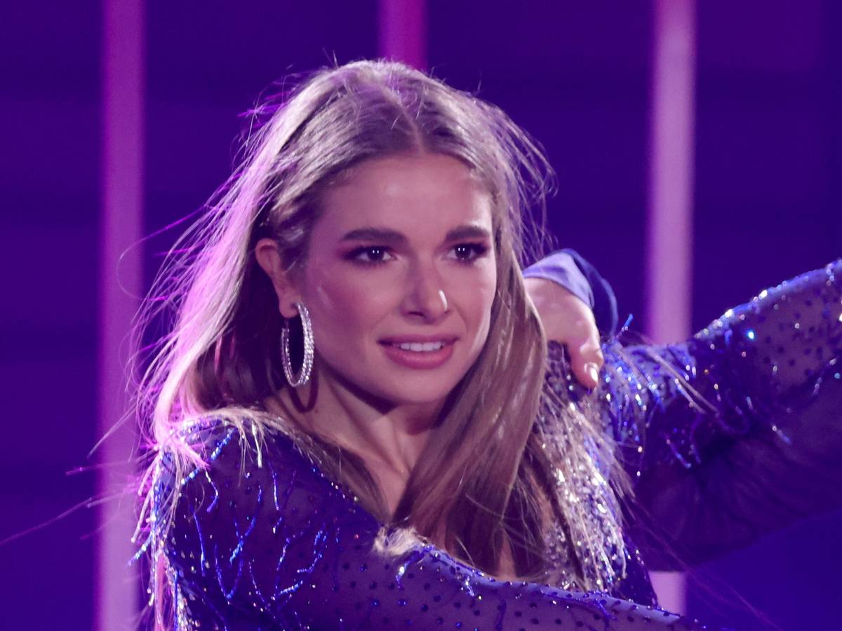Moderatorin Lola Weippert (hier bei einem Auftritt in der „Let's Dance“-Show am 16. April 2021) musste in Südafrika in die Klinik.
