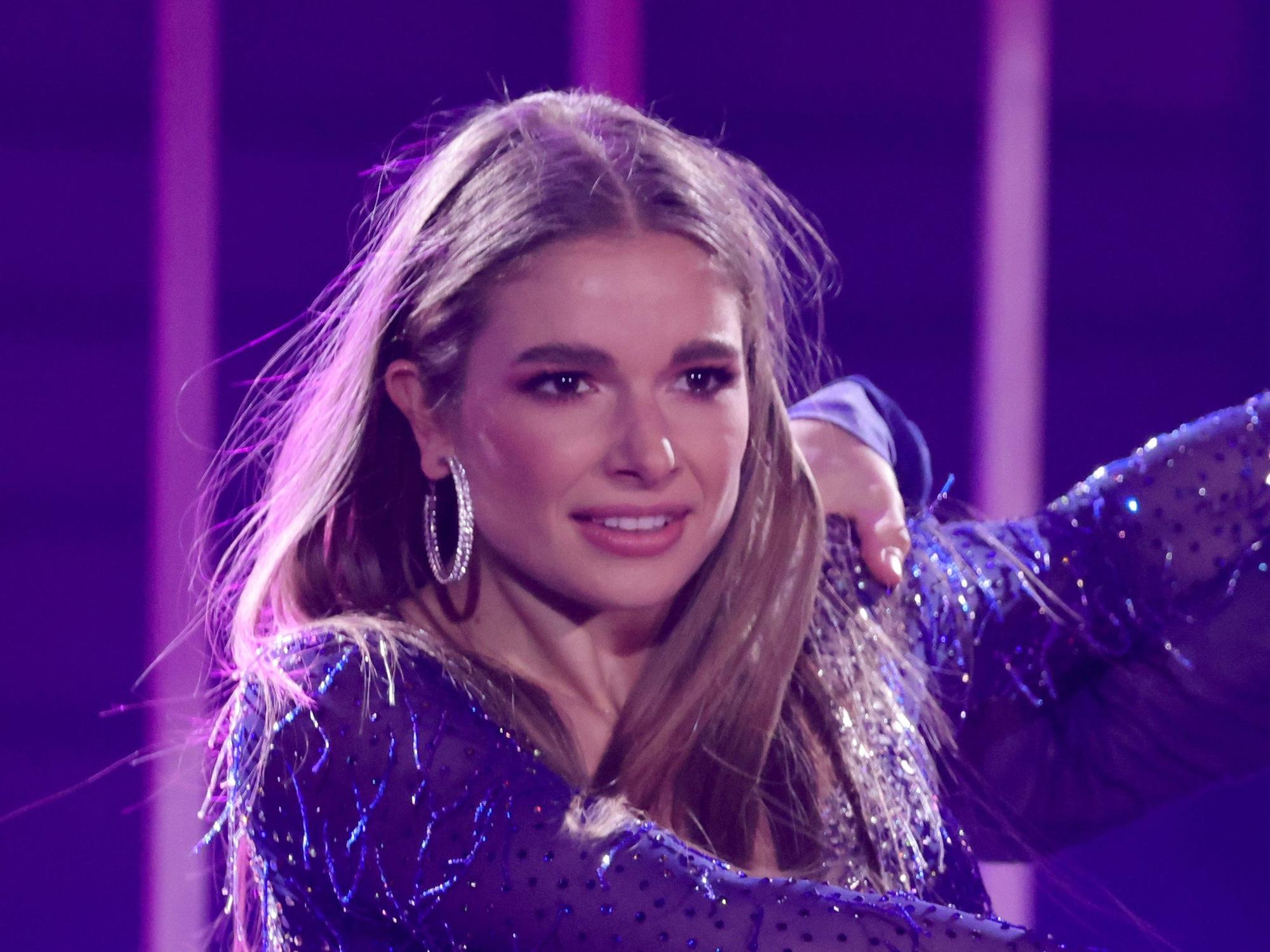 Moderatorin Lola Weippert (hier bei einem Auftritt in der „Let's Dance“-Show am 16. April 2021) musste in Südafrika in die Klinik.