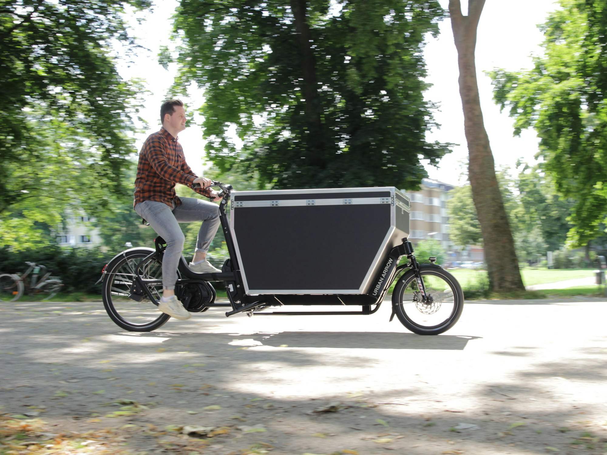 Salomon fährt auf einem Lastenfahrrad