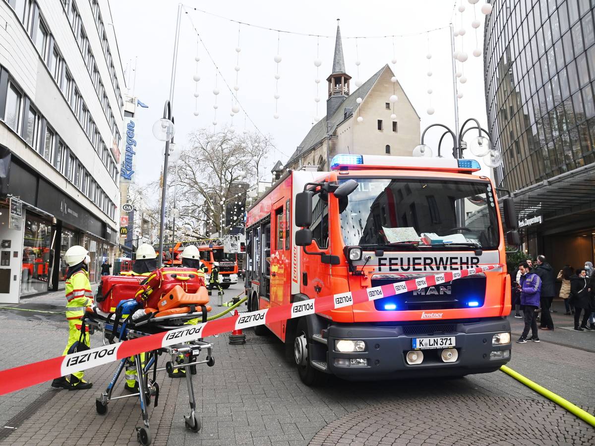 Ein Feuerwehrfahrzeug sowie mehrere Einsatzkräfte stehen auf der Schildergasse, die Straße ist mit Flatterband zum Teil abgesperrt.
