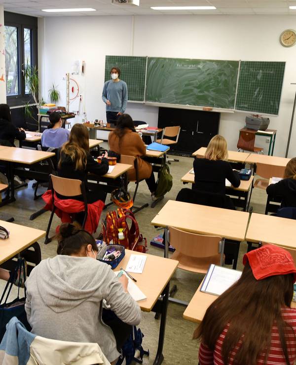 Schüler und Schülerinnen des Montessori-Gymnasium in der Kölner Rochusstraße während des Unterrichts.