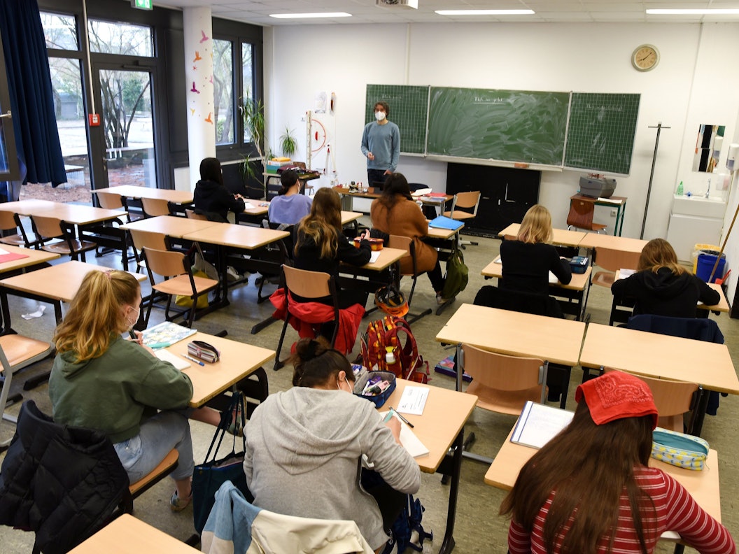 Schüler und Schülerinnen des Montessori-Gymnasium in der Kölner Rochusstraße während des Unterrichts.