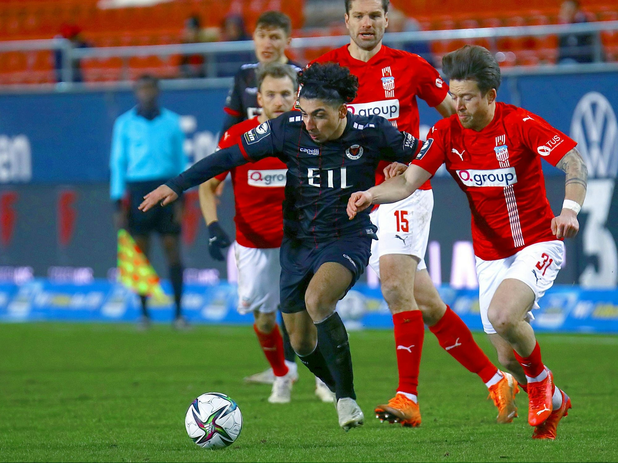 Youssef Amyn Köln, links im Zweikampf mit Patrick Göbel.
