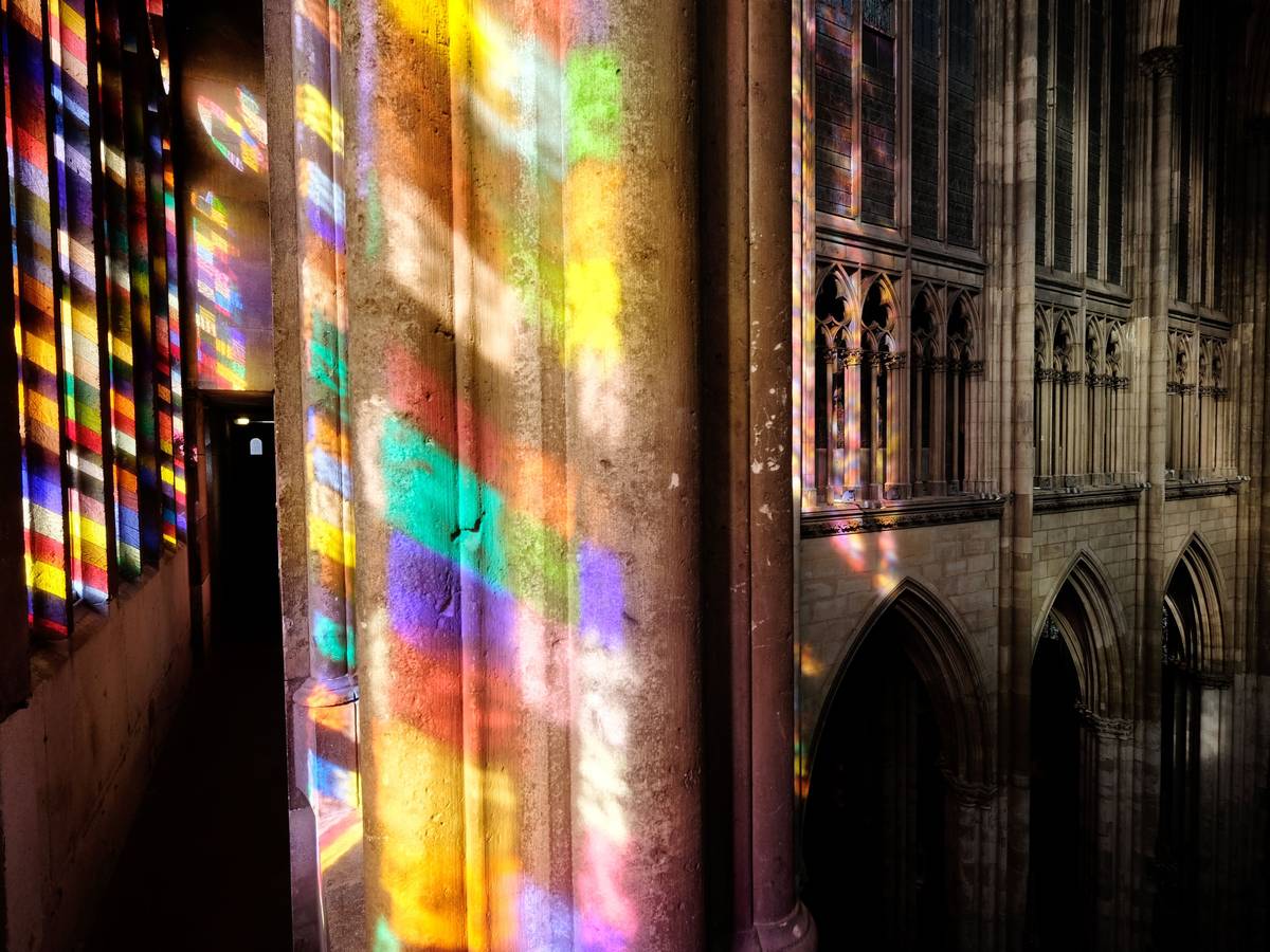 Das Richter-Fenster im Kölner Dom wirft Farbe in die Luft.