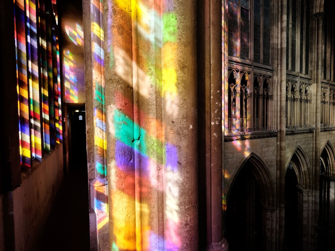 Das Richter-Fenster im Kölner Dom wirft Farbe in die Luft.