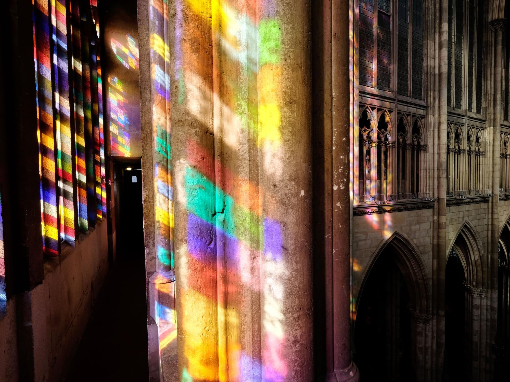 Das Richter-Fenster im Kölner Dom wirft Farbe in die Luft.