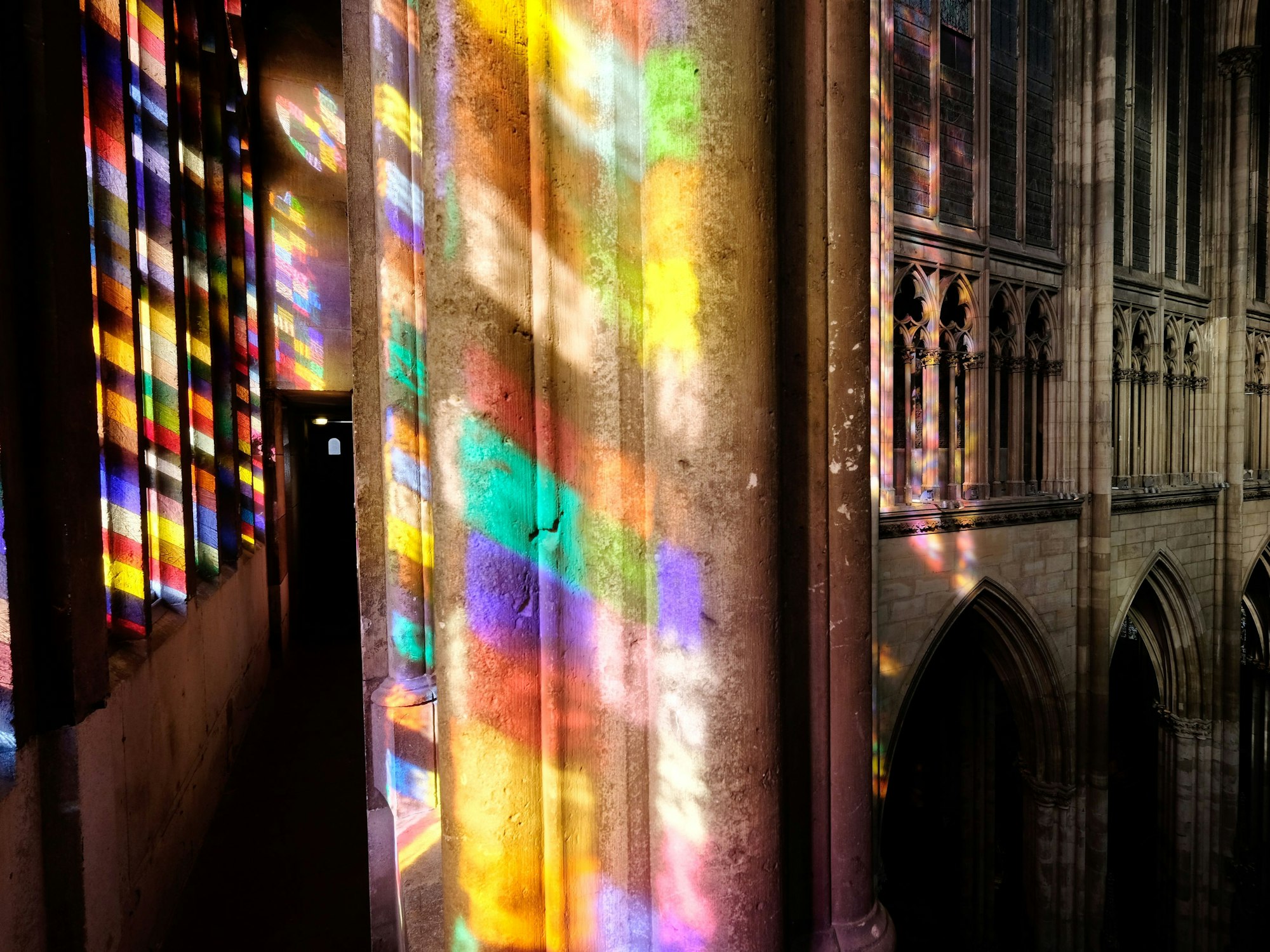 Das Richter-Fenster im Kölner Dom wirft Farbe in die Luft.
