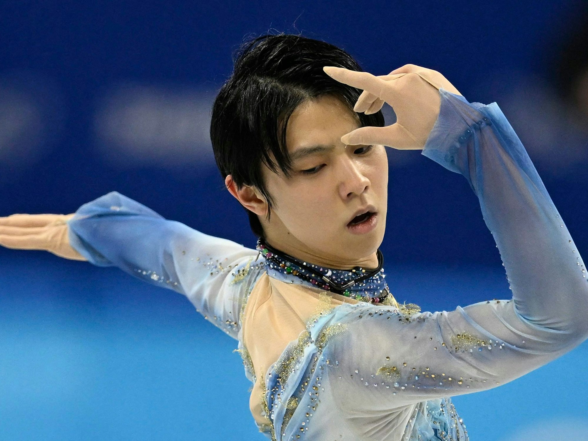 Eiskunstlauf-Superstar Yuzurura Hanyu tanzt auf dem Eis.