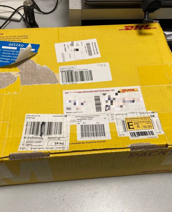 Ein oft frankiertes Paket der DHL.