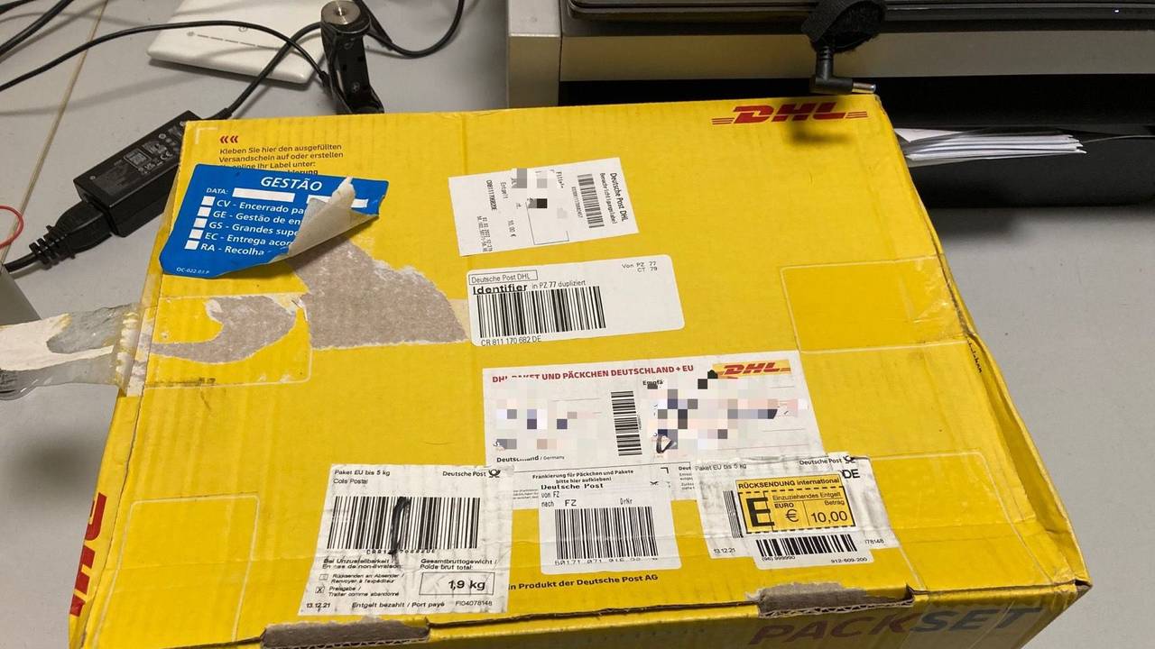Ein oft frankiertes Paket der DHL.