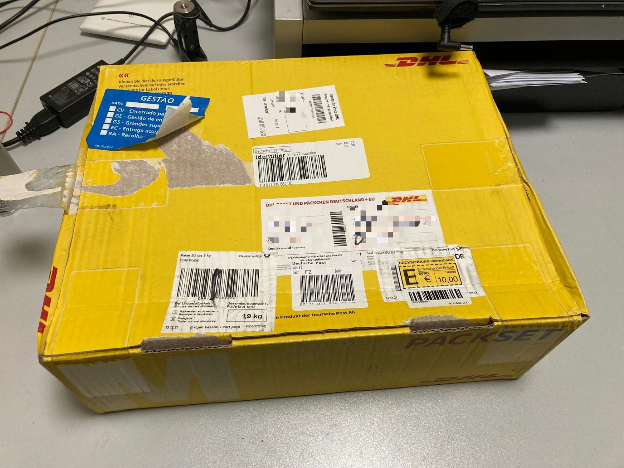 Ein oft frankiertes Paket der DHL.