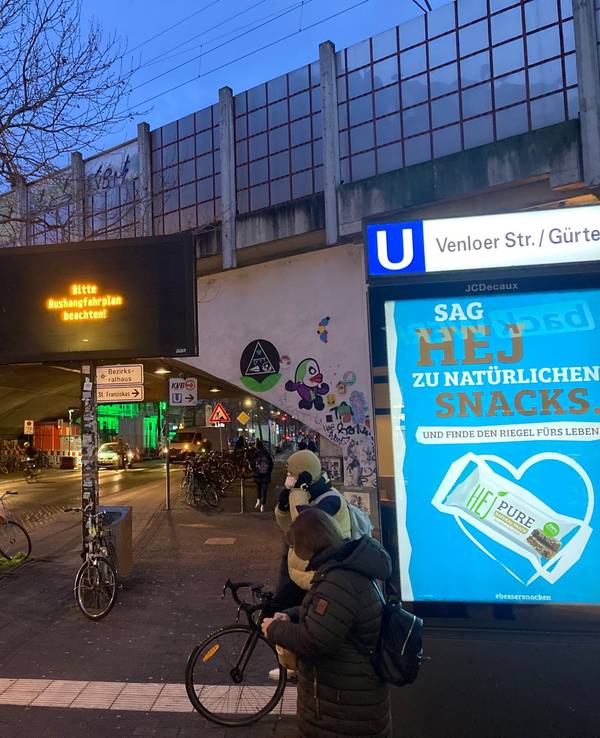 Die Anzeigetafel der KVB an der Venloer Str./Gürtel.
