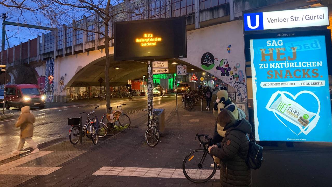 Die Anzeigetafel der KVB an der Venloer Str./Gürtel.