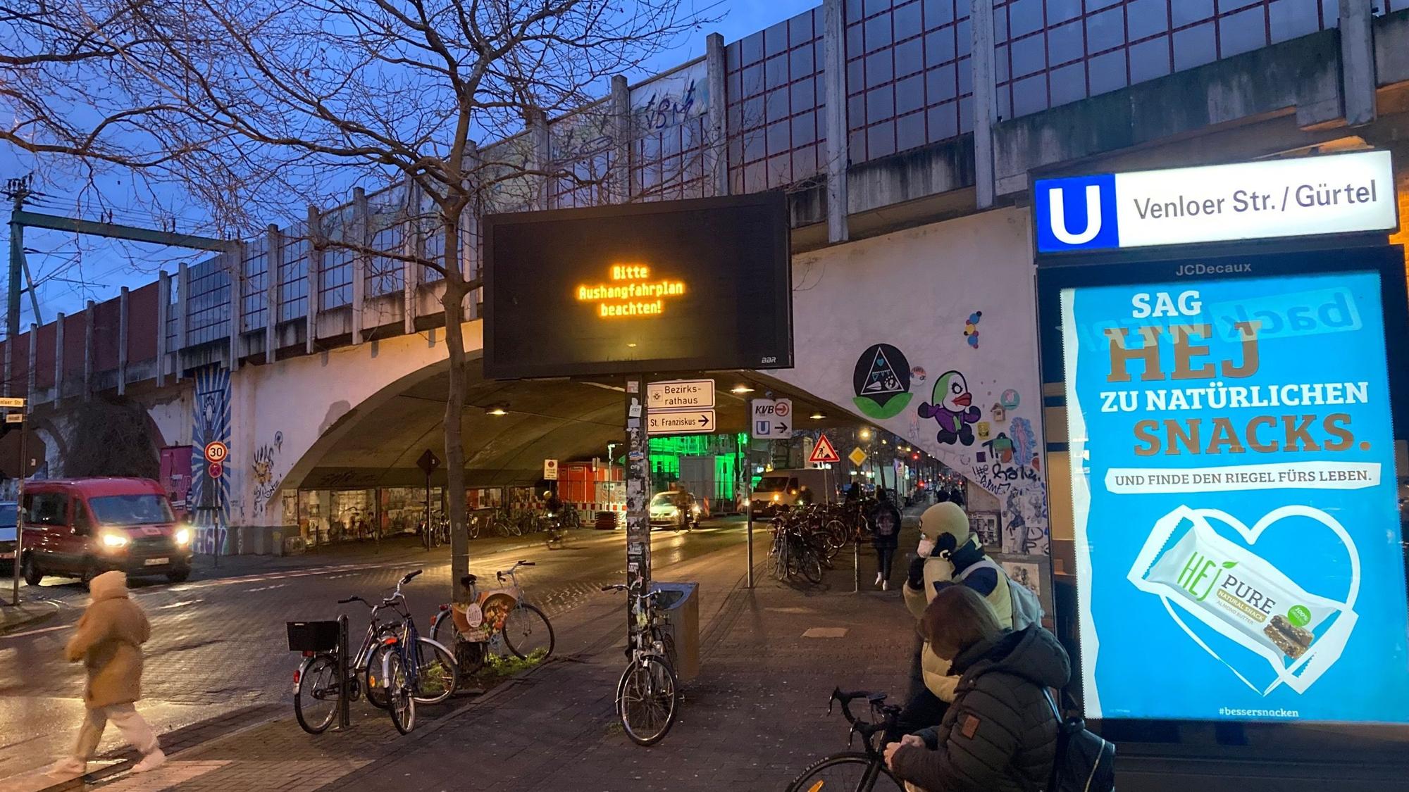 Die Anzeigetafel der KVB an der Venloer Str./Gürtel.